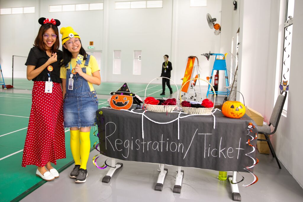 Halloween-registration-counter